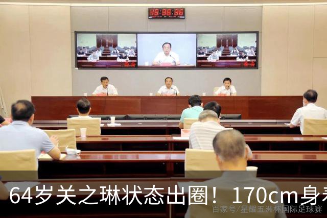 64岁关之琳状态出圈！170cm身着墨绿长裙，美得从容又高级